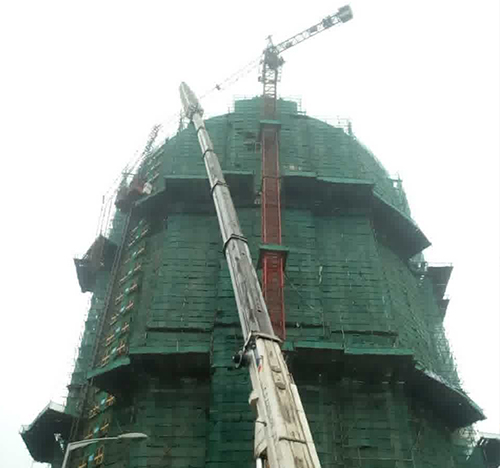 漳浦吊车在工地上作业